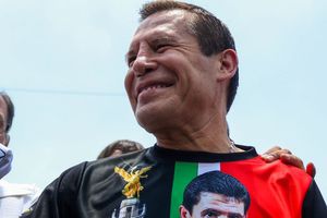 Julio César Chávez felicitó a Memo Ochoa por el lanzamiento de su perfume '8A'