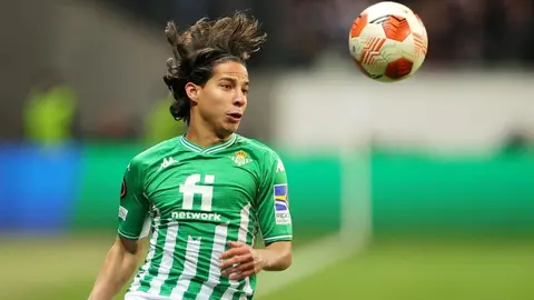 Europa League: Guido Rodríguez defendió a Diego Lainez tras recibir golpe de Kostic