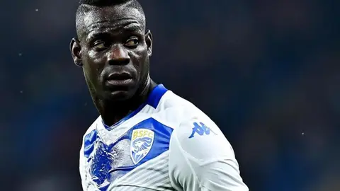 Mario Balotelli pateó a su compañero en la celebración de un gol