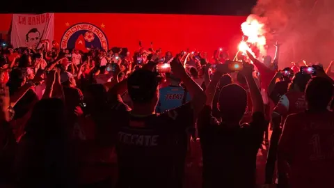 Tiburones Rojos: Aficionados se reunieron en el Pirata Fuente para celebrar el aniversario del equipo
