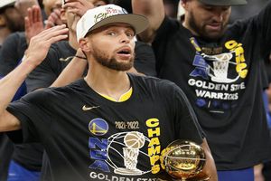 Curry tras ser MVP: "Decían que no estábamos en el radar y estamos con dos trofeos en la mano"
