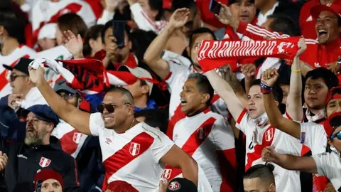 Hincha peruano vendió su anillo de compromiso para asistir al Uruguay vs Perú