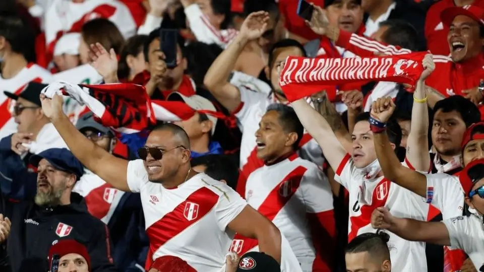 Hincha peruano vendió su anillo de compromiso para asistir al Uruguay vs Perú