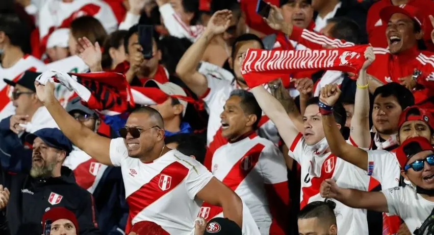 Hincha peruano vendió su anillo de compromiso para asistir al Uruguay vs Perú