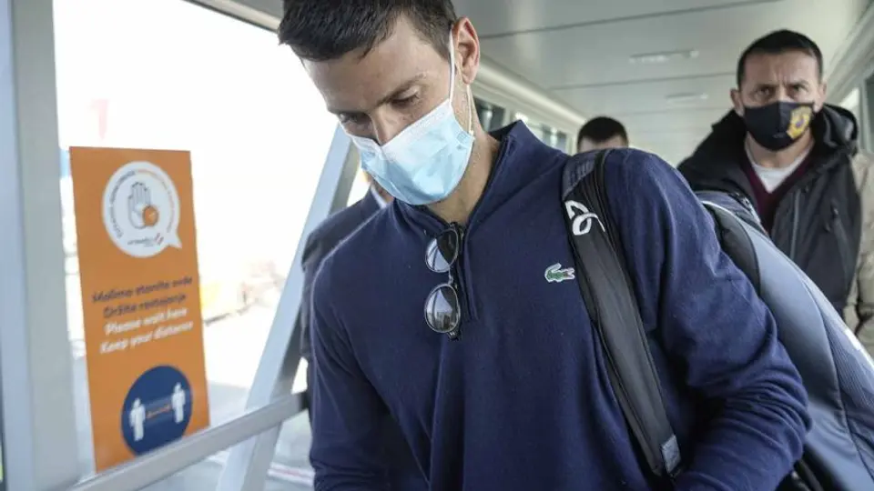 Djokovic: Sorprendido sin cubrebocas en un avión; lo 'tunden' en redes