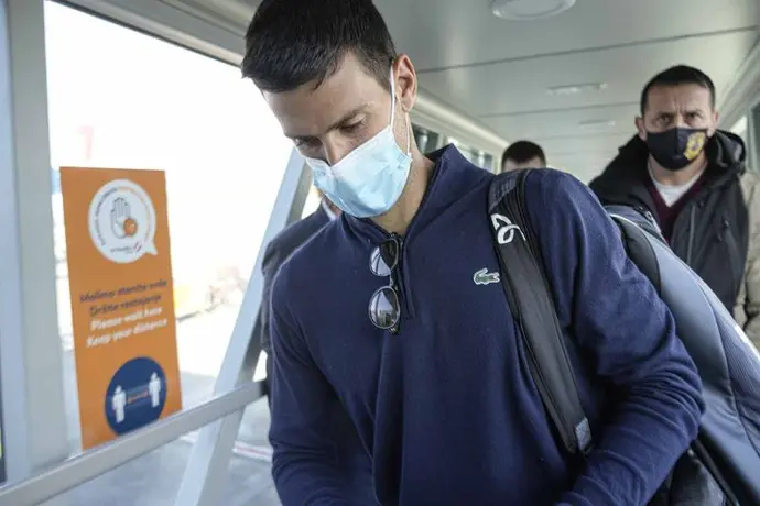 Djokovic: Sorprendido sin cubrebocas en un avión; lo 'tunden' en redes