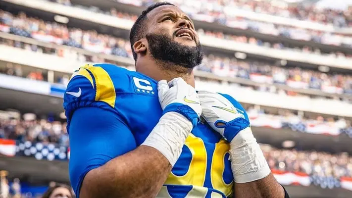 Aaron Donald y los jugadores que regresaron a la NFL tras anunciar su retiro