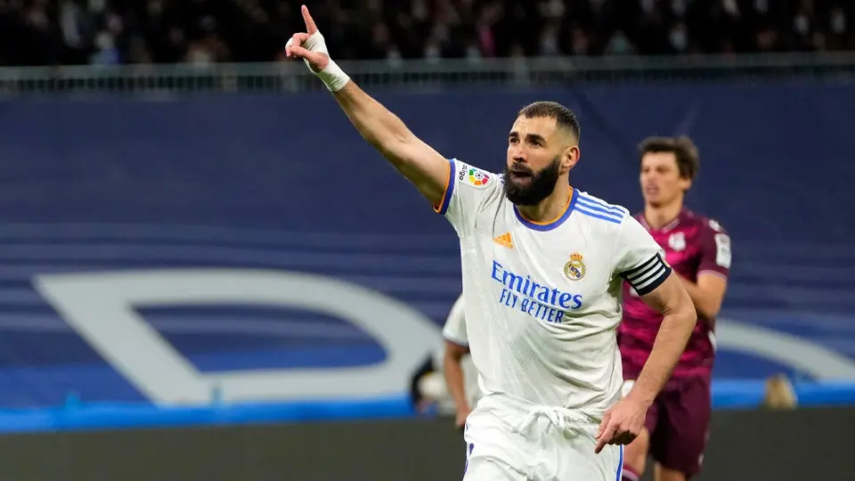 Real Madrid: Benzema recibió playera conmemorativa tras superar a Di Stéfano