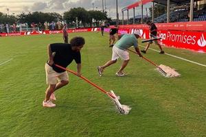 Marcelo limpió la cancha para que su hijo pudiera jugar