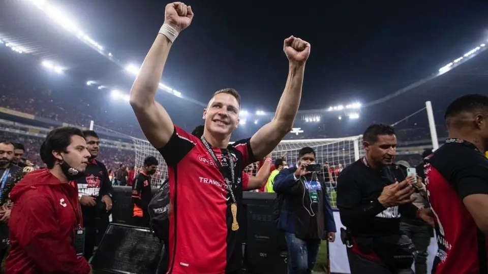 Atlas: Julio Furch no piensa salir del equipo por el momento