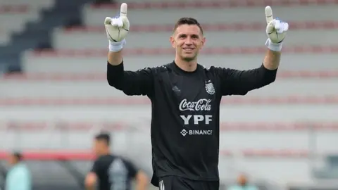 Selección Argentina: Dibu Martínez descartó tener que operarse la rodilla previo a Qatar 2022