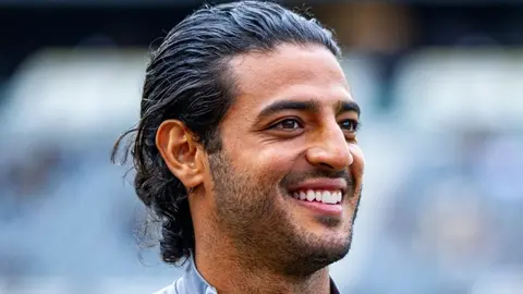 Carlos Vela: Recibió regalo de Daniel Suárez, piloto de NASCAR