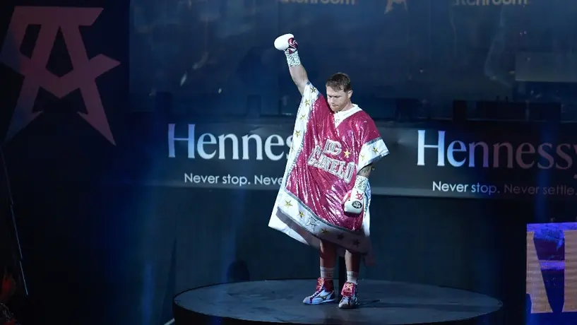 Canelo Álvarez: Así fue su espectacular entrada al ring ante Bivol