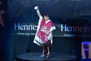 Canelo Álvarez: Así fue su espectacular entrada al ring ante Bivol