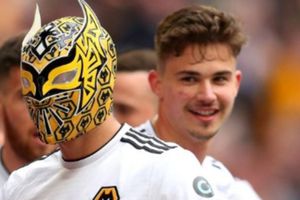 Raúl Jiménez: Cinta de Oro le regaló nueva máscara con diseño tricolor