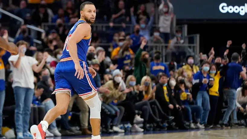 NBA: Stephen Curry llegó a tres mil triples en su carrera