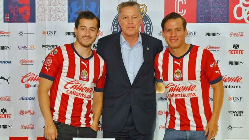 Video: Alan Mozo y Oso González cantaron ante sus compañeros en pretemporada con Chivas