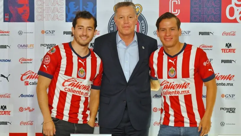 Video: Alan Mozo y Oso González cantaron ante sus compañeros en pretemporada con Chivas