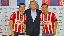 Video: Alan Mozo y Oso González cantaron ante sus compañeros en pretemporada con Chivas