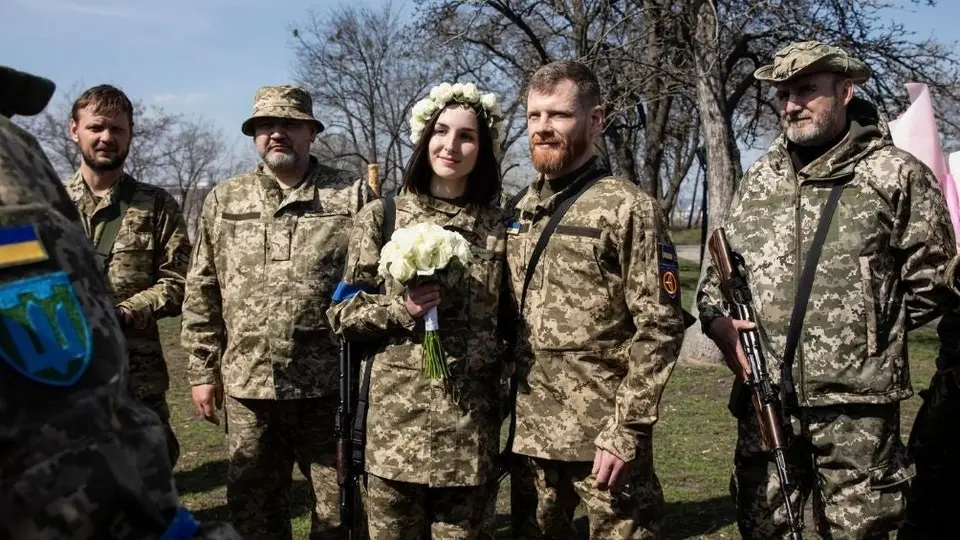 Soldados ucranianos se casaron en Kiev en medio de la invasión de Rusia