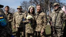 Soldados ucranianos se casaron en Kiev en medio de la invasión de Rusia