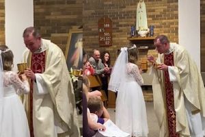 Video: Niña se tomó toda la copa de vino en primera comunión