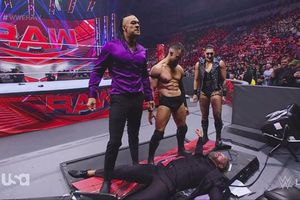 WWE: Edge es traicionado por la facción y Finn Balor es el nuevo líder