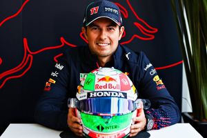 F1: Red Bull recordó el día que firmó a Checo Pérez hace un año