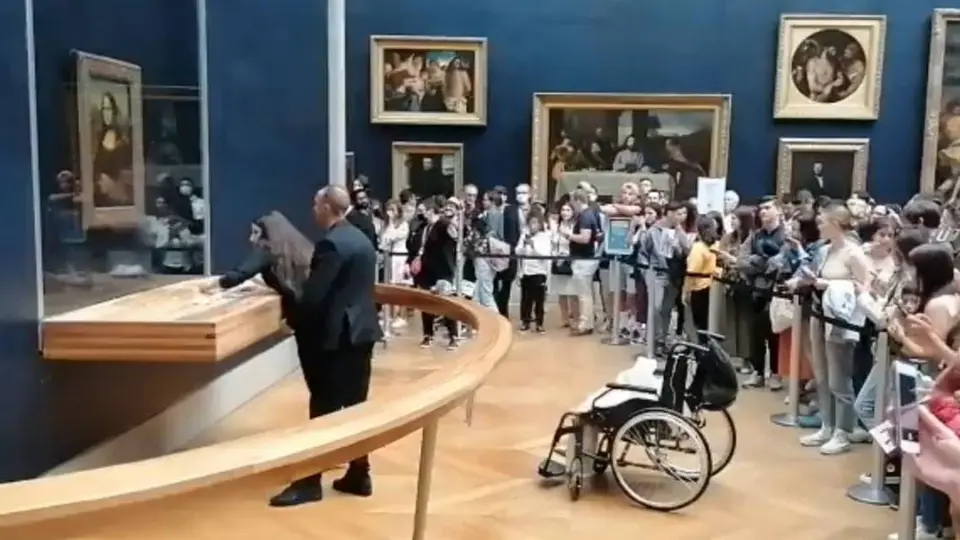 Mona Lisa: Hombre atacó la pintura con un pedazo de pastel