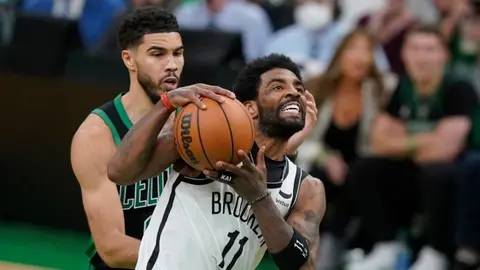 Kyrie Irving estalló en contra de un aficionado de Celtics: 'Chúpala, pe...'