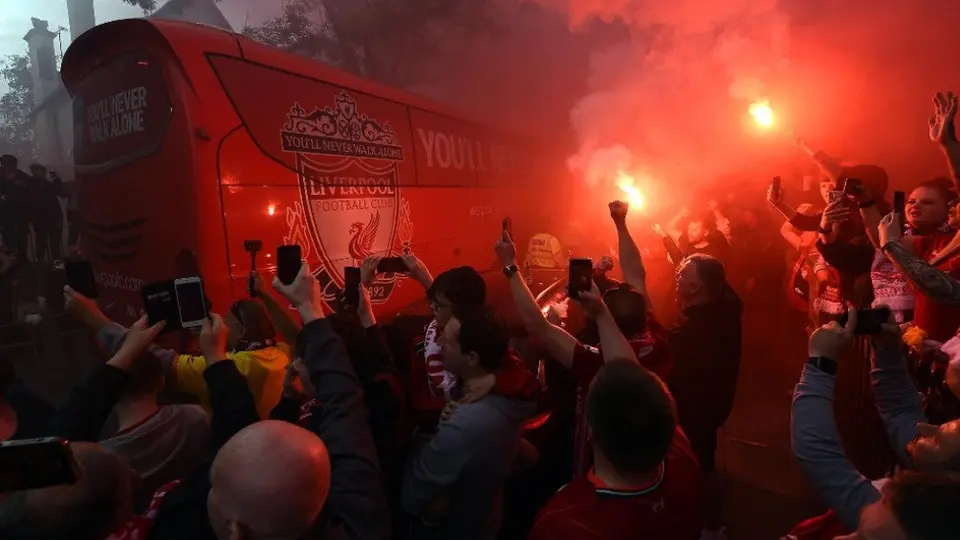 Liverpool: Autobús de los Reds quedó dañado por recibimiento de sus aficionados