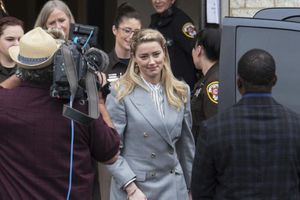 Amber Heard: Contempla vender su auto lujoso para pagarle a Johnny Depp