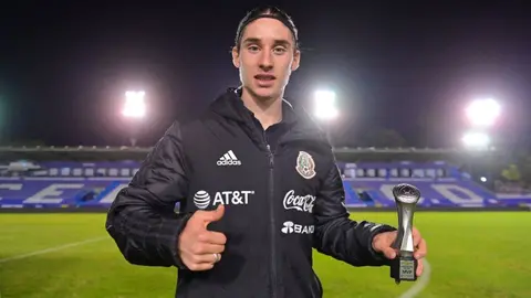 Marcelo Flores: Le obsequió su camiseta del Arsenal al hijo del Loco Abreu