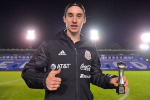 Marcelo Flores: Le obsequió su camiseta del Arsenal al hijo del Loco Abreu