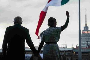 AMLO: Develaron estatua del presidente en Atlacomulco, 'cuna' del PRI en Edomex