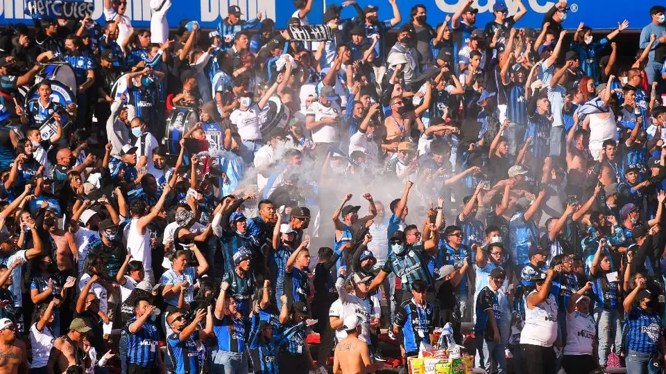 Querétaro vs Atlas: Policía hablaba por teléfono mientras campal comenzaba