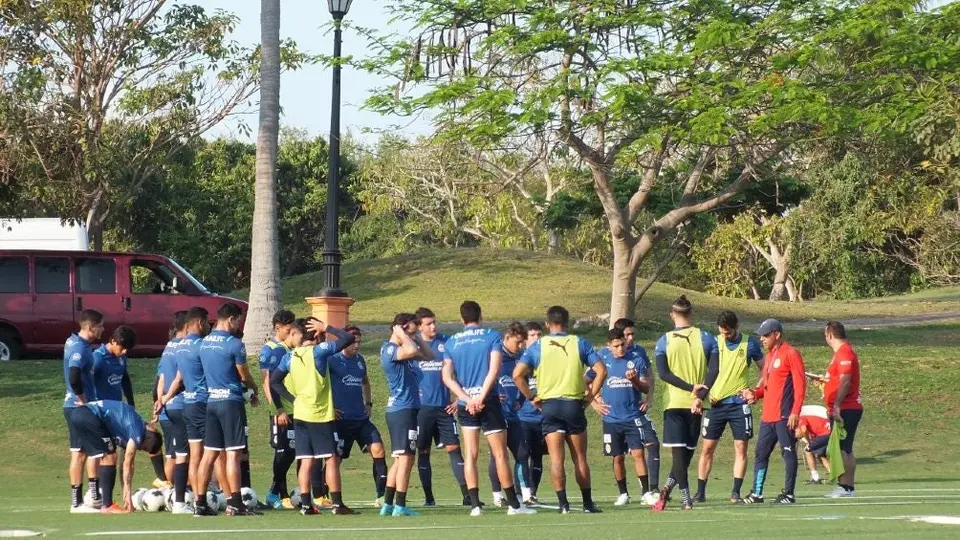 Chivas, con varias bajas en Barra de Navidad; en par de días se van de gira por EU