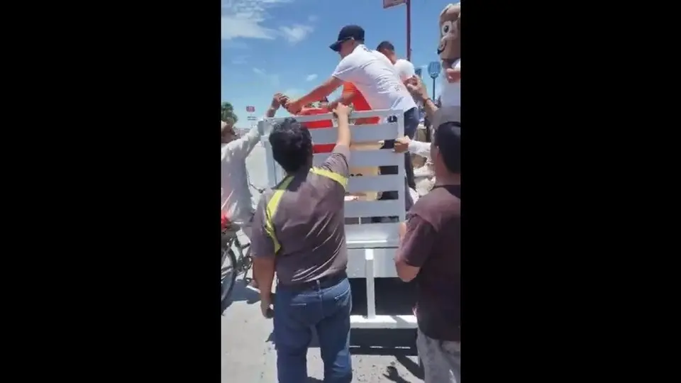 Torreón: Grupo de jóvenes repartió caguamas en el Día del Padre