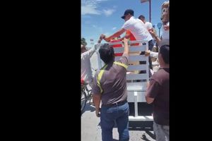 Torreón: Grupo de jóvenes repartió caguamas en el Día del Padre