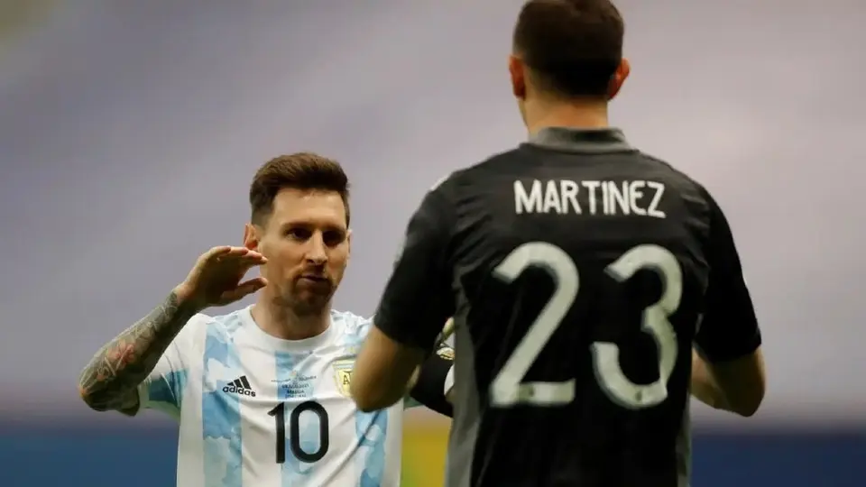 Dibu Martínez: 'Cuando Messi empieza a hablar todos guardan silencio'