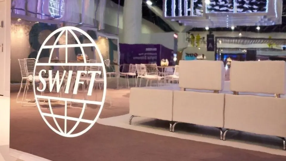 EU y Unión Europea acordaron sacar algunos bancos de Rusia del sistema SWIFT