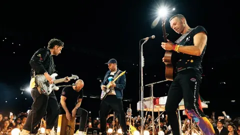 Video: Fan subió a tocar con Coldplay en su segundo concierto en Monterrey