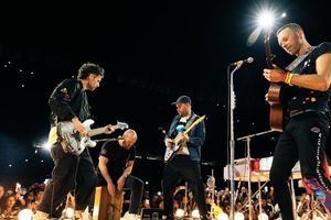 Video: Fan subió a tocar con Coldplay en su segundo concierto en Monterrey