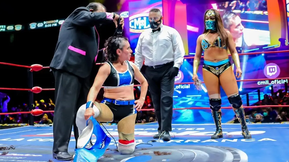 Reyna Isis tras ganar la cabellera de Vaquerita | TWITTER: @CMLL_OFICIAL