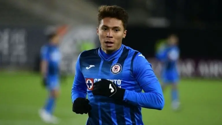 Rodrigo Huescas jugando con Cruz Azul
