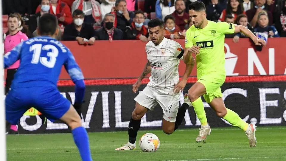 Tecatito Corona catapulta los alcances del Sevilla en México