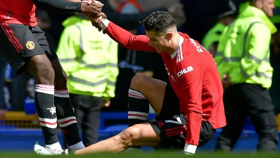 Manchester United: Cristiano Ronaldo sufrió aparatosa lesión en el juego vs Everton