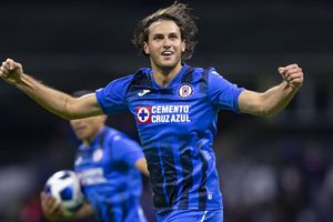 Santiago Giménez: Regaló 50 aguinaldos en víspera de Navidad