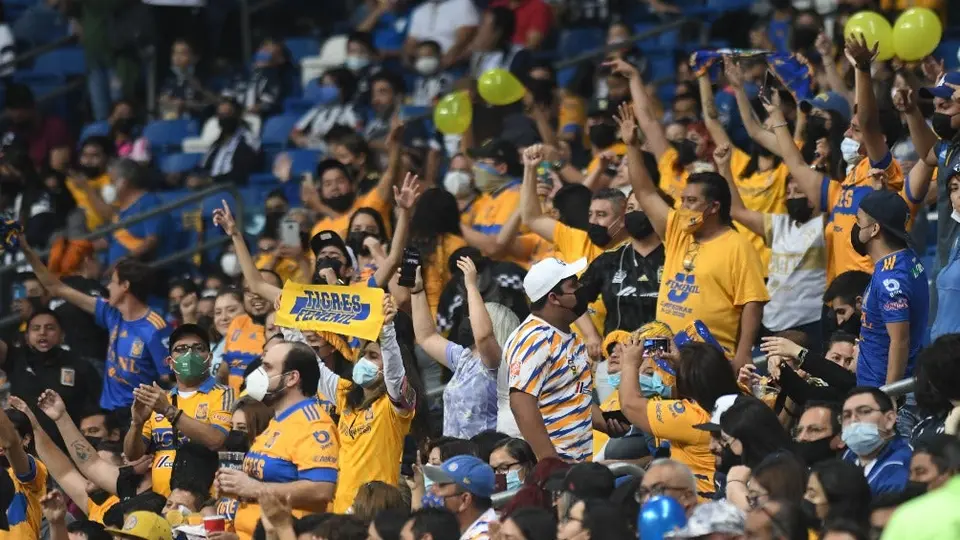 Tigres: Aficionado felino pidió matrimonio con la playera del equipo y en una taquería
