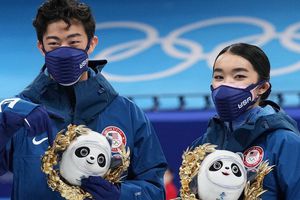 Beijing 2022: Thomas Bach ofreció antorchas olímpicas a patinadoras artísticas de EE. UU.